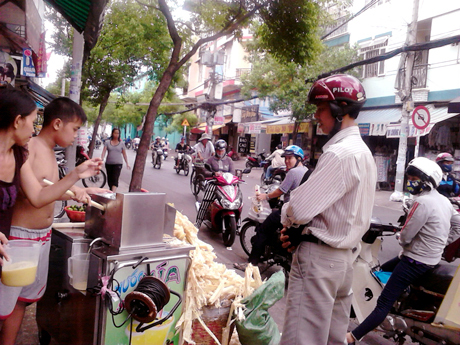 Ly nước mía  những mùa mưa - Vẫn nhộn nhịp kinh doanh nước mía mùa mưa